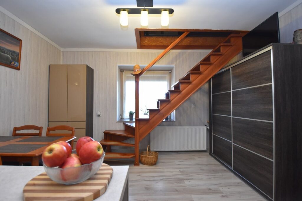 Połowa domu 96 m2, 3 pokoje, duży ogród, - zdjęcie 9