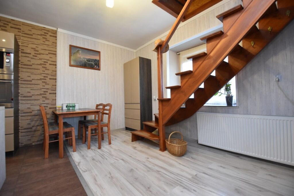 Połowa domu 96 m2, 3 pokoje, duży ogród, - zdjęcie 10