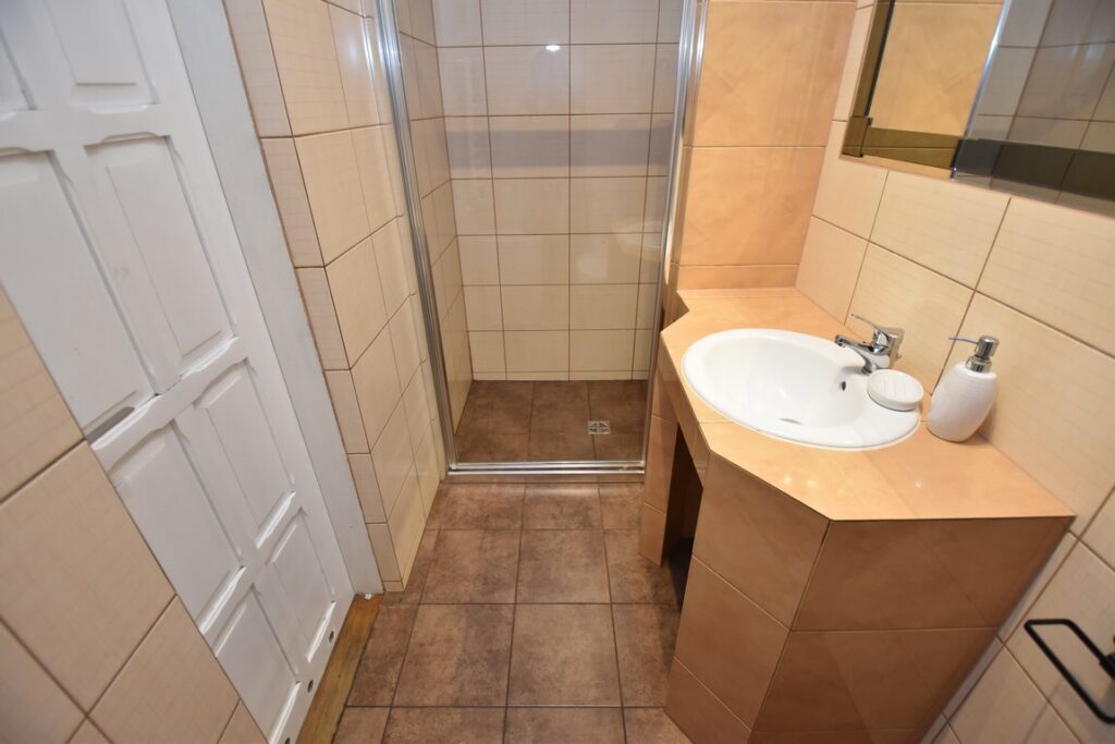 Połowa domu 96 m2, 3 pokoje, duży ogród, - zdjęcie 12