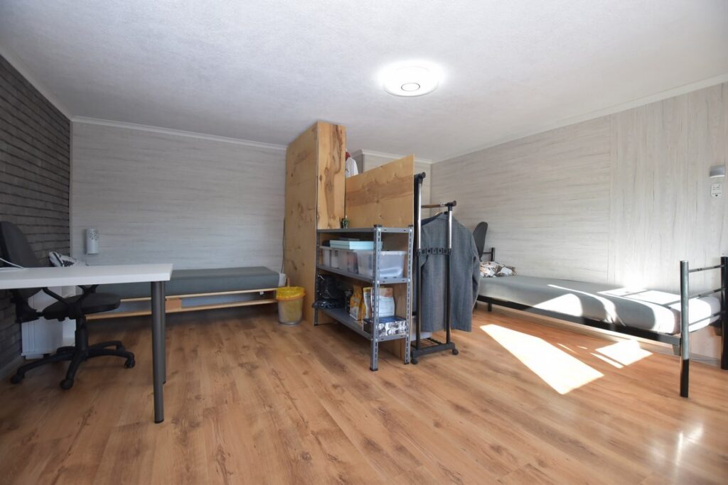 Połowa domu 96 m2, 3 pokoje, duży ogród, - zdjęcie 13