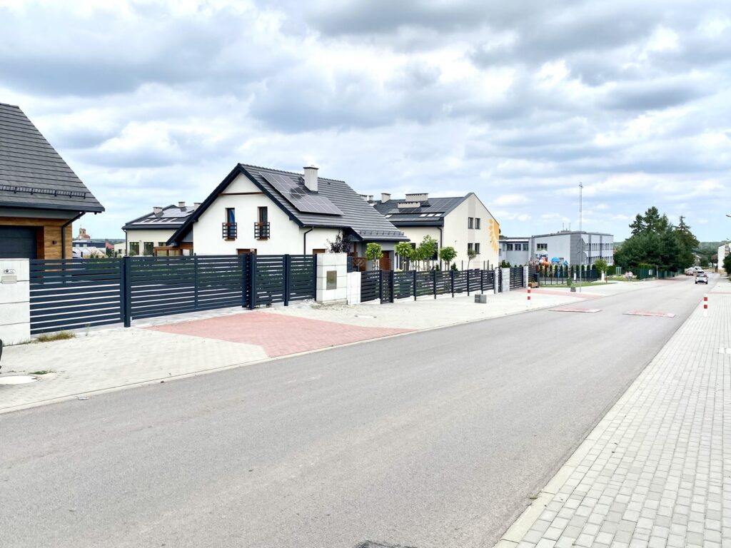 Dom piętrowy z garażem - zdjęcie 3