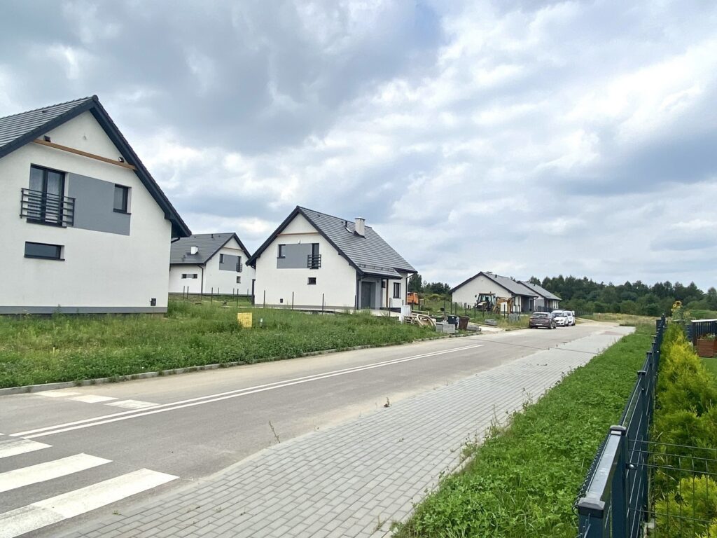 Dom piętrowy z garażem - zdjęcie 4