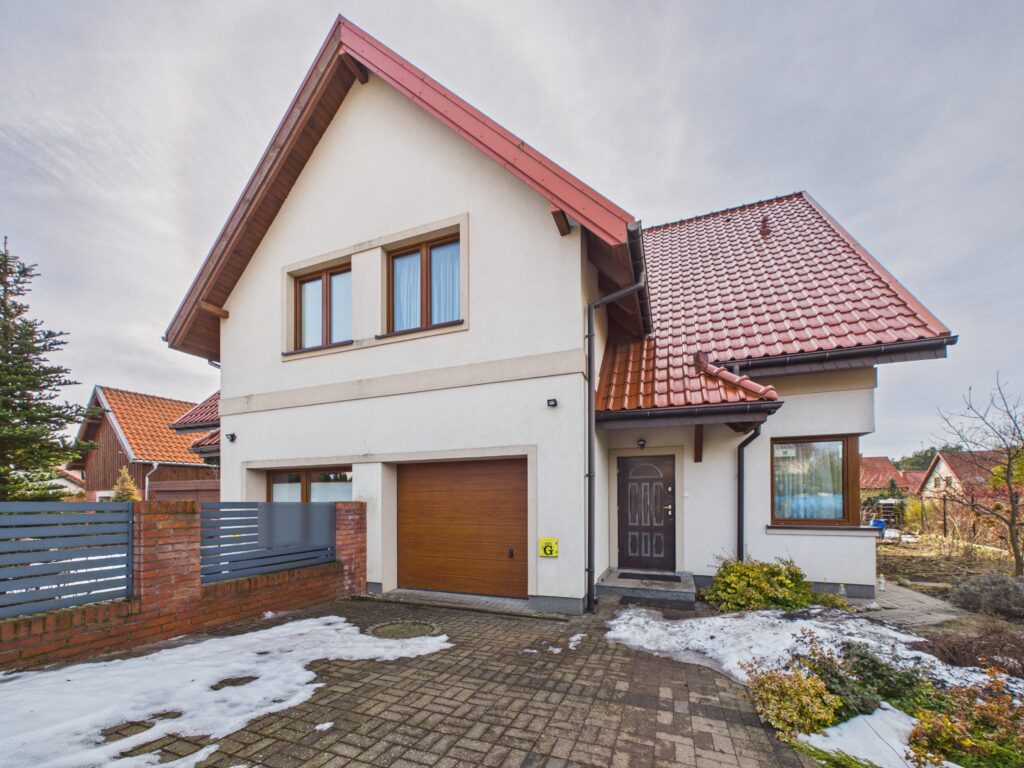 Dom z garażem w atrakcyjnej lokalizacji - zdjęcie 22