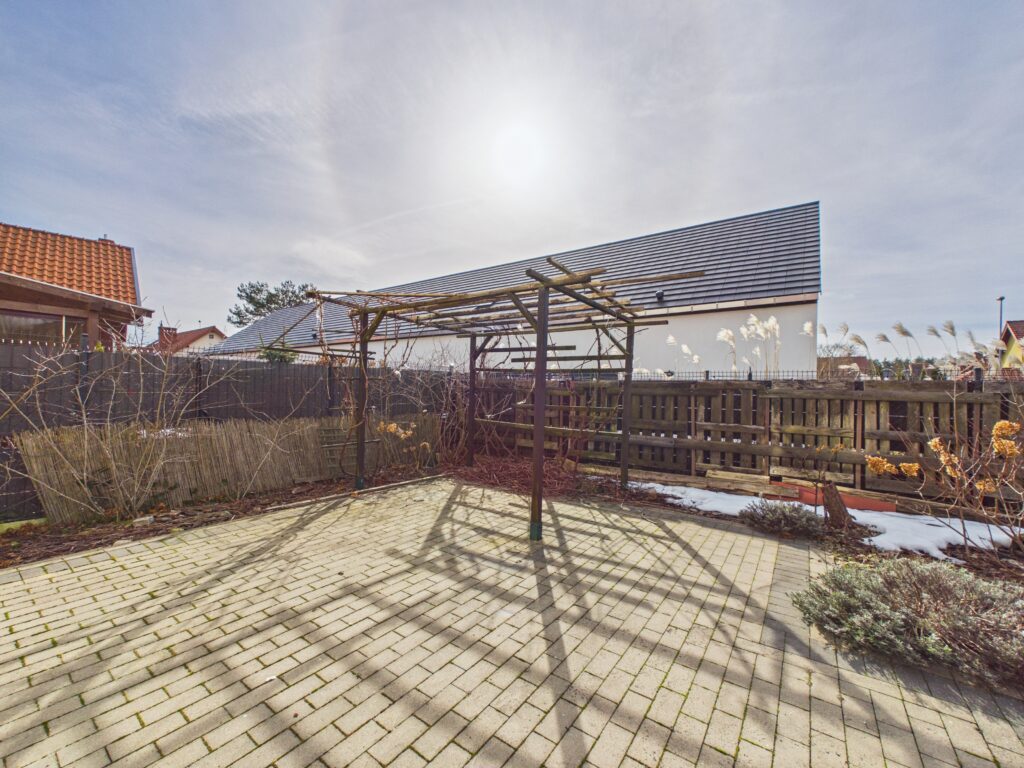 Dom z garażem w atrakcyjnej lokalizacji - zdjęcie 25