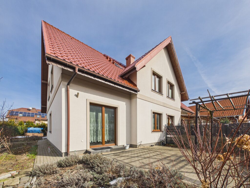 Dom z garażem w atrakcyjnej lokalizacji - zdjęcie 23