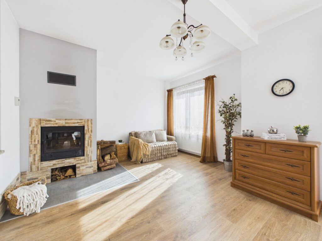 Dom z garażem w atrakcyjnej lokalizacji - zdjęcie 2