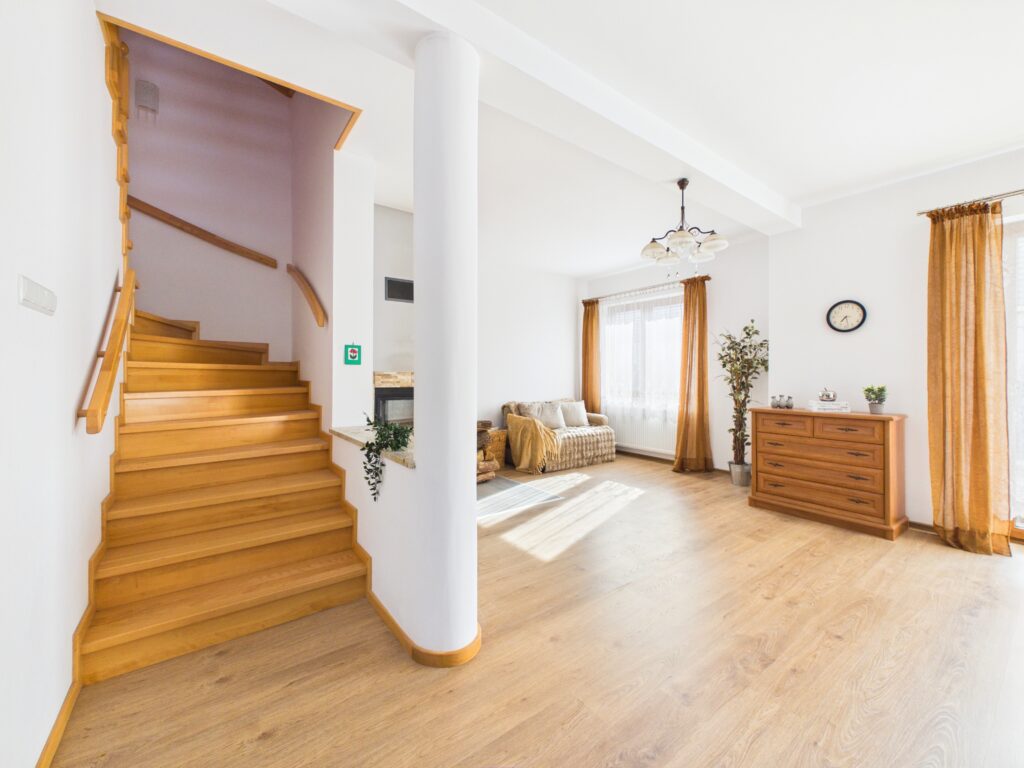 Dom z garażem w atrakcyjnej lokalizacji - zdjęcie 4