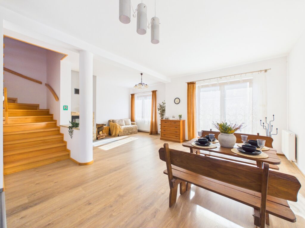 Dom z garażem w atrakcyjnej lokalizacji - zdjęcie 3