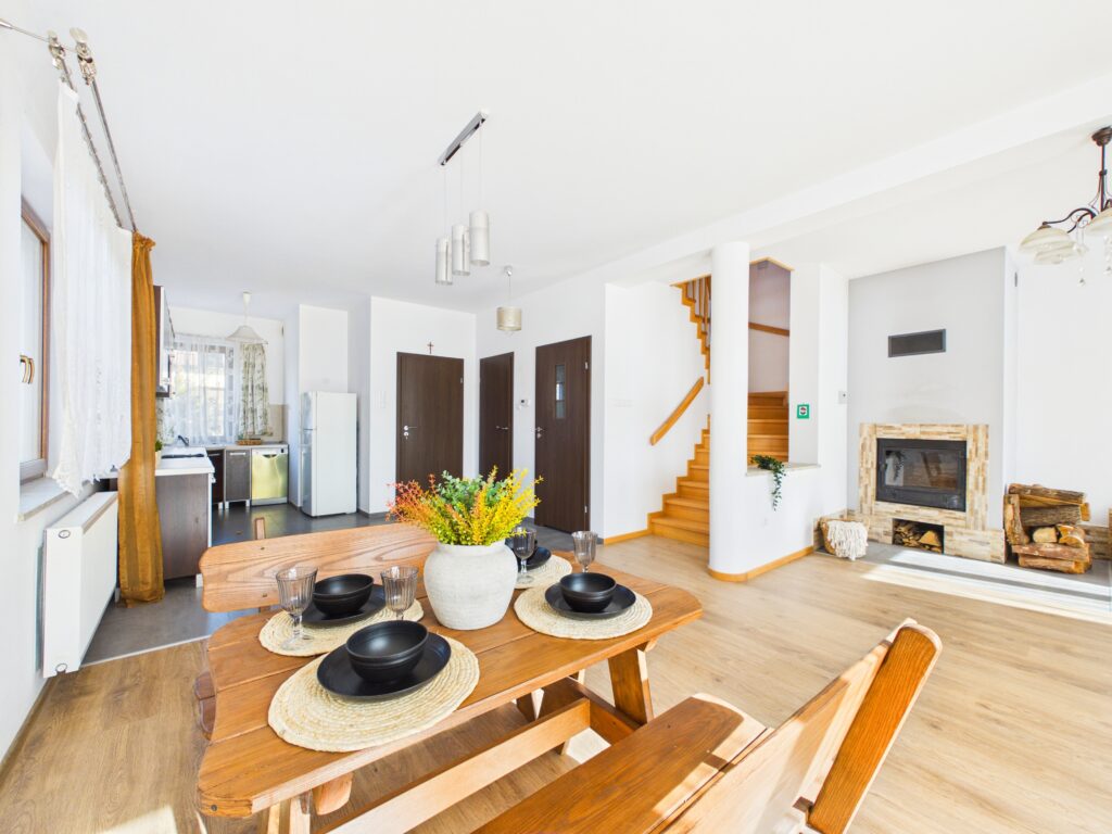 Dom z garażem w atrakcyjnej lokalizacji - zdjęcie 5