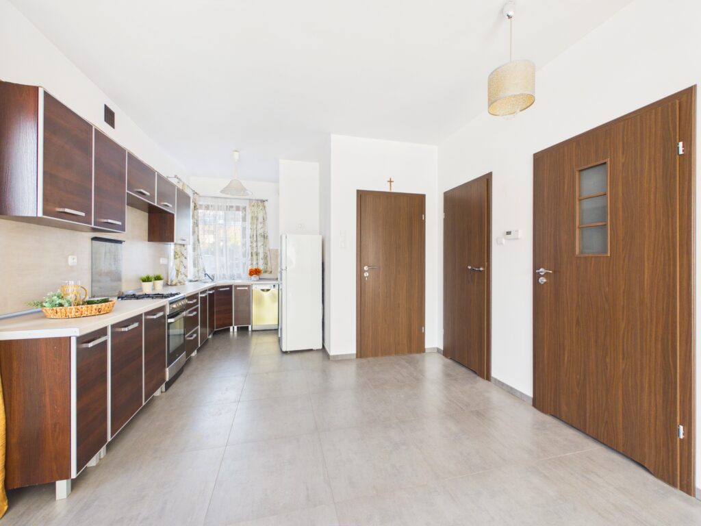 Dom z garażem w atrakcyjnej lokalizacji - zdjęcie 6