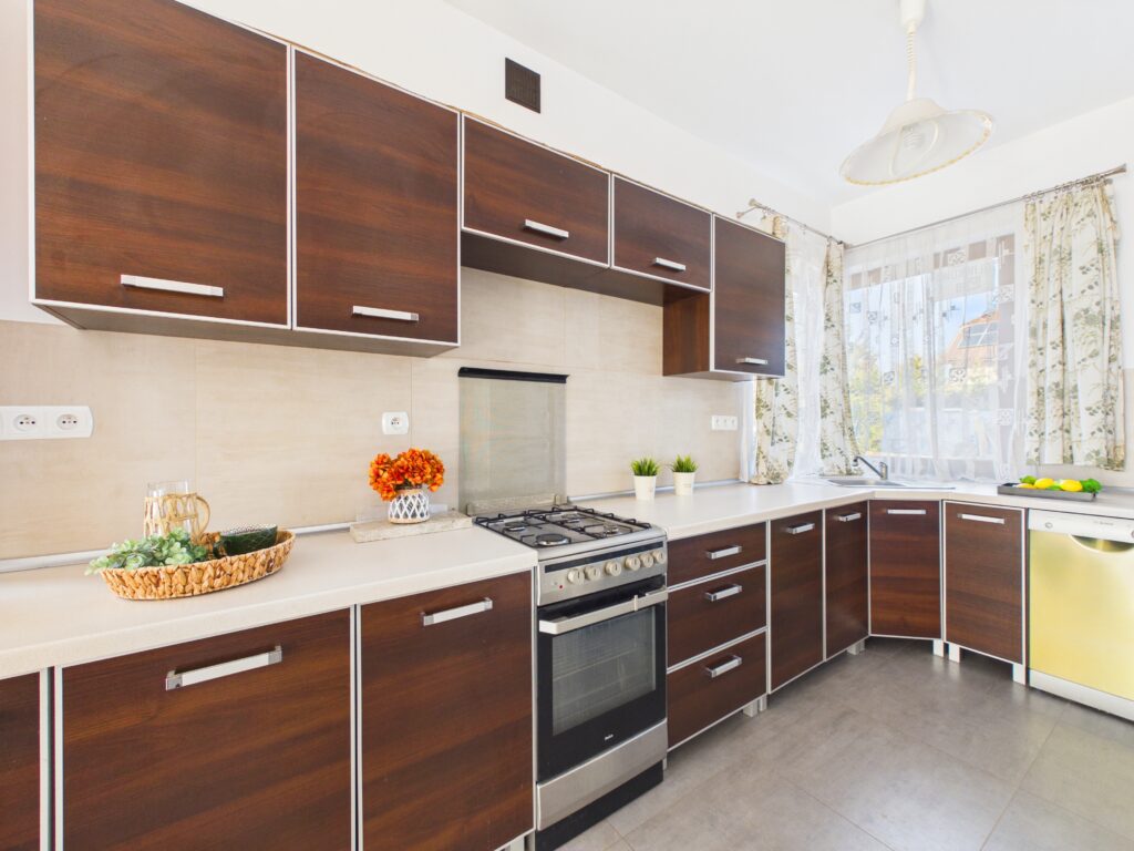 Dom z garażem w atrakcyjnej lokalizacji - zdjęcie 7