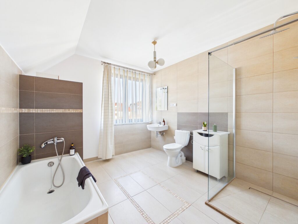 Dom z garażem w atrakcyjnej lokalizacji - zdjęcie 15