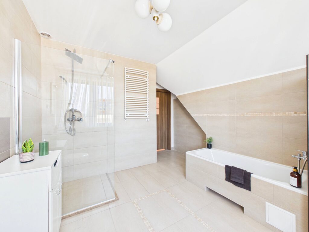 Dom z garażem w atrakcyjnej lokalizacji - zdjęcie 16