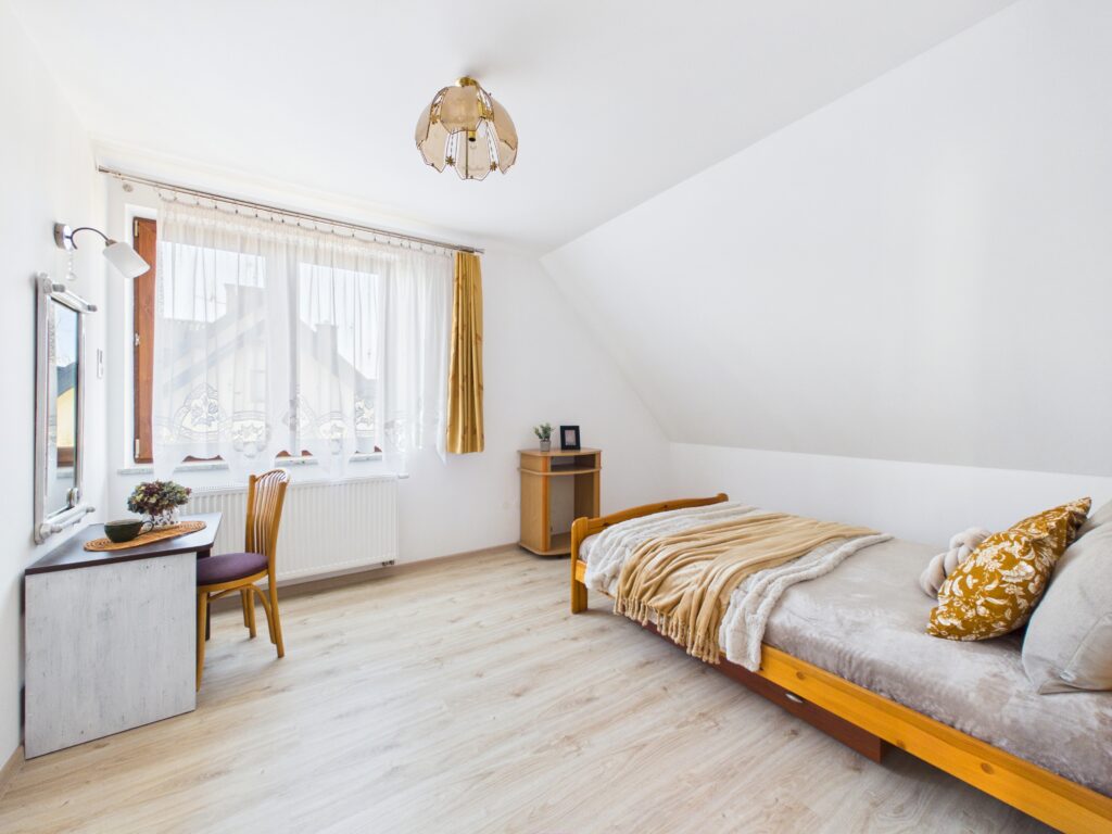 Dom z garażem w atrakcyjnej lokalizacji - zdjęcie 10