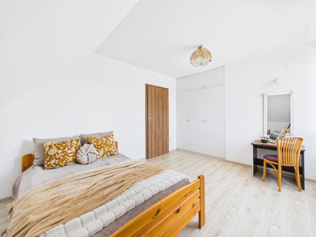 Dom z garażem w atrakcyjnej lokalizacji - zdjęcie 11