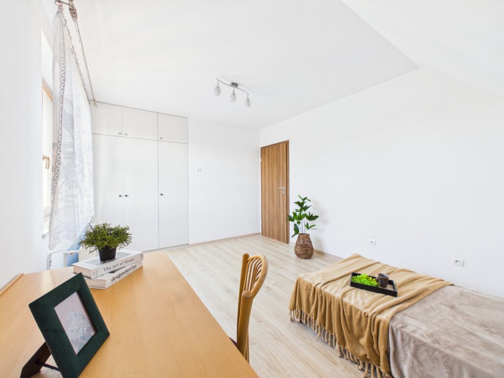 Dom z garażem w atrakcyjnej lokalizacji - zdjęcie 13