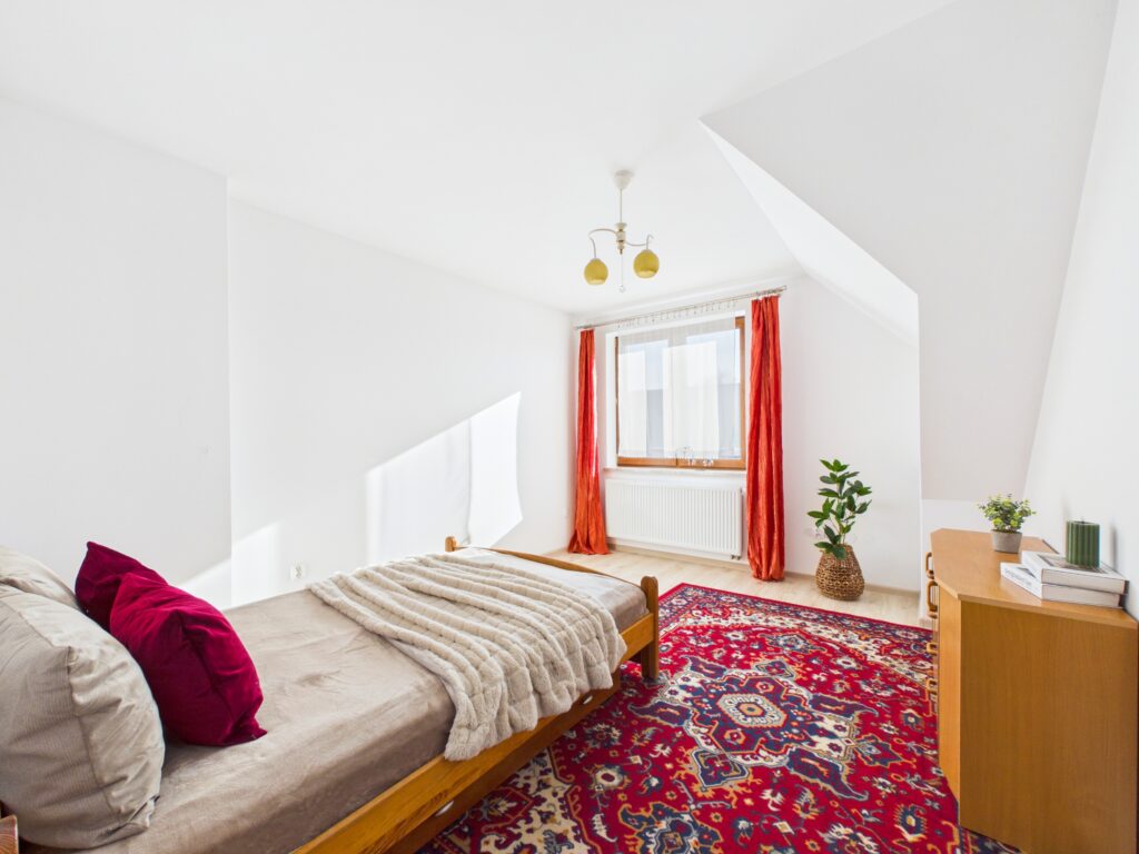 Dom z garażem w atrakcyjnej lokalizacji - zdjęcie 14