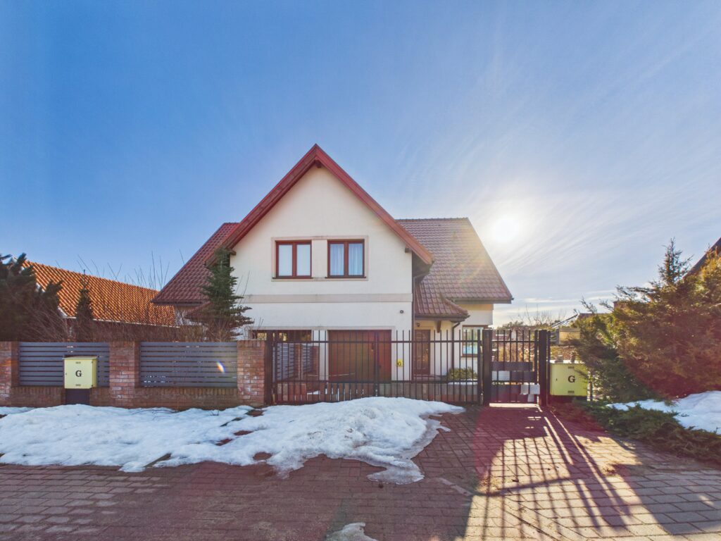 Dom z garażem w atrakcyjnej lokalizacji - zdjęcie 21