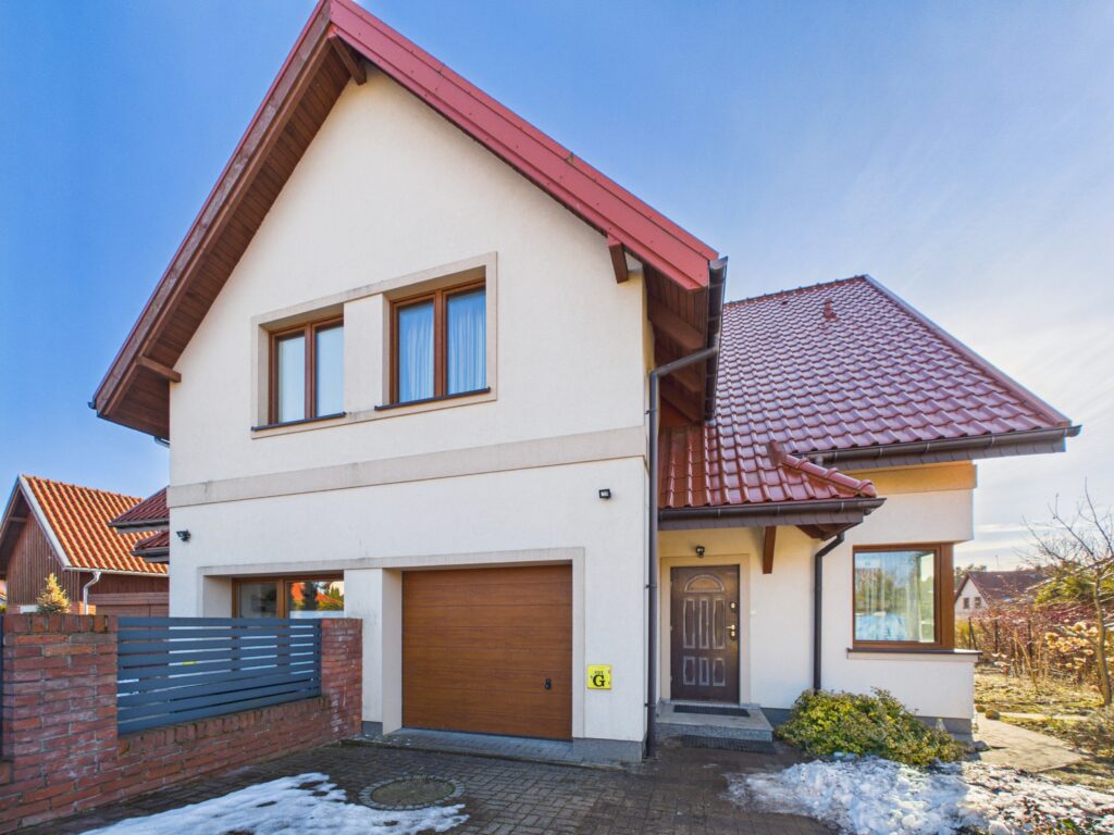 Dom z garażem w atrakcyjnej lokalizacji - zdjęcie 1