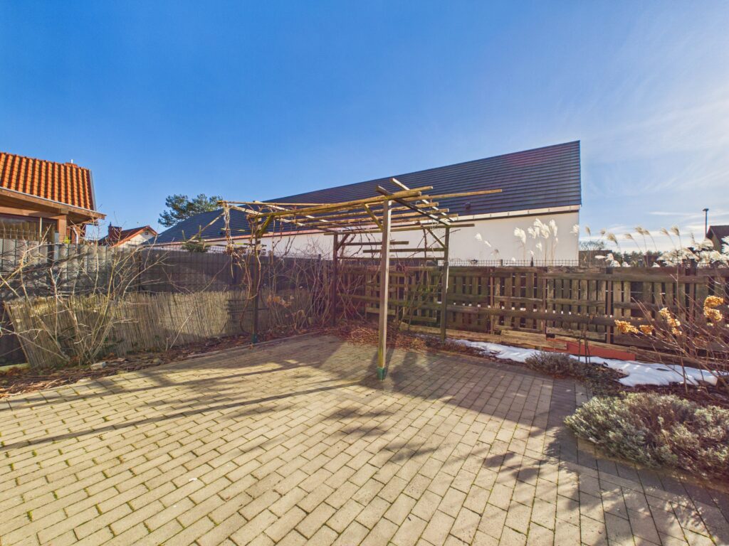 Dom z garażem w atrakcyjnej lokalizacji - zdjęcie 26