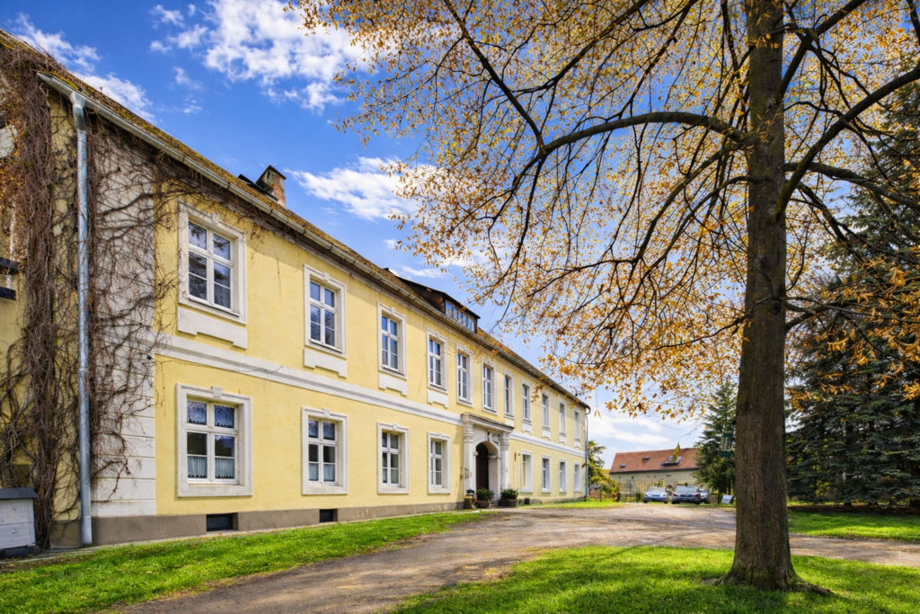 Zespół dworski 750 m² z 11-ha parkiem i stawem - zdjęcie 1