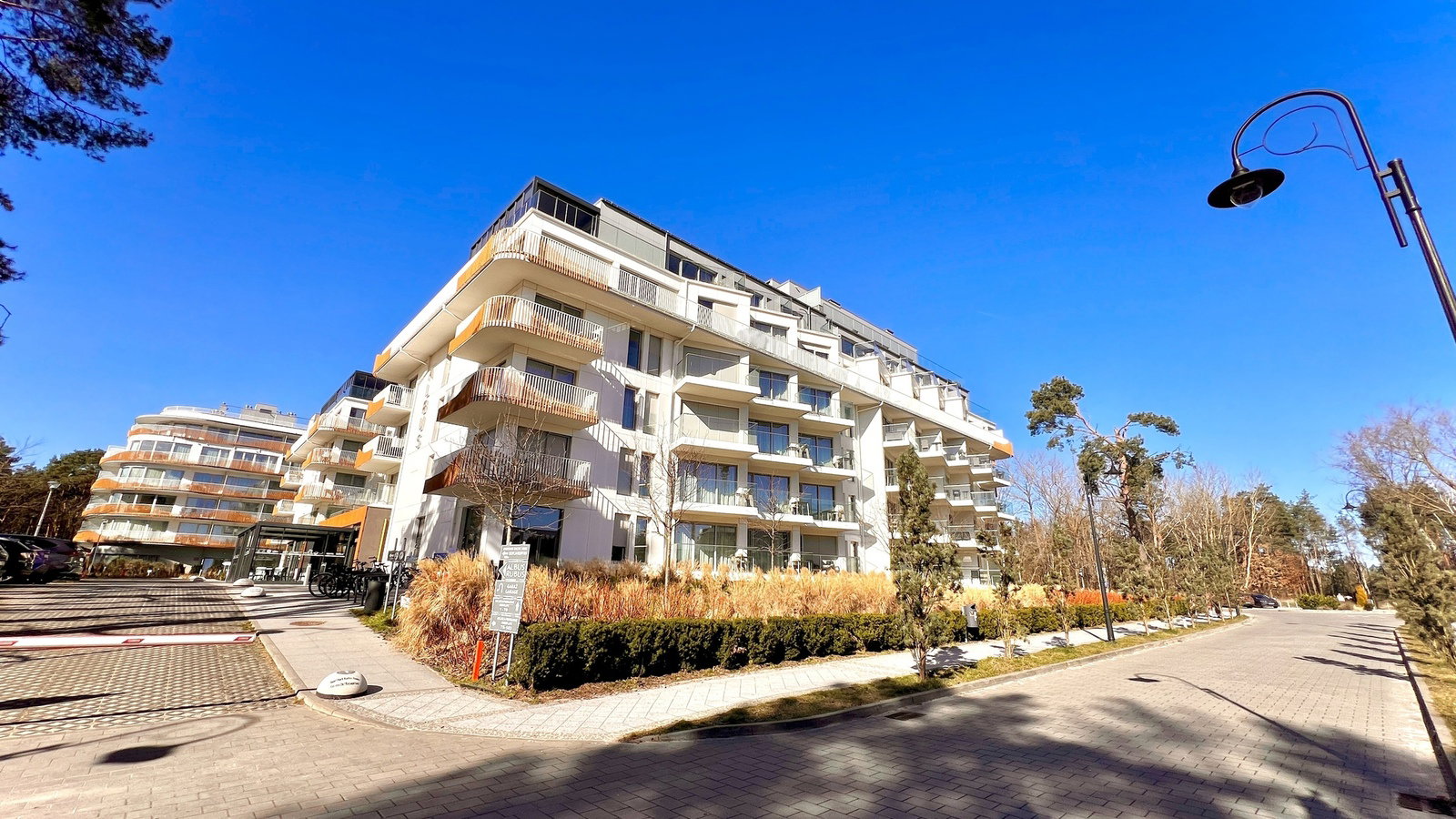 Apartament w Apart Park Albus miejsce parkingowe.