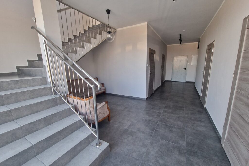 Lokal  200m² Ujrzanów - nowoczesne I duży parking - zdjęcie 3