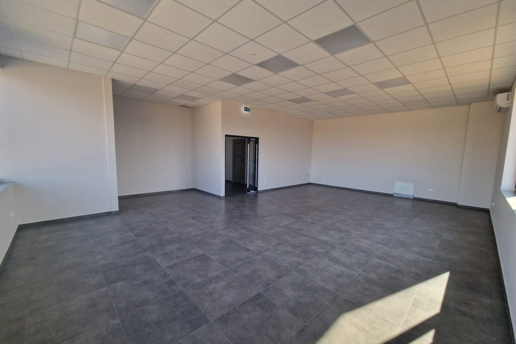Lokal  200m² Ujrzanów - nowoczesne I duży parking - zdjęcie 12