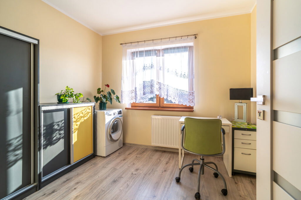 Komfortowy dom z ogrodem, kominkiem i fotowoltaiką - zdjęcie 9