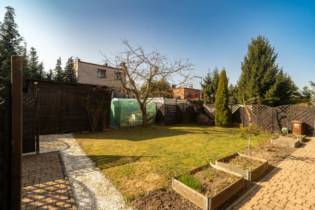 Komfortowy dom z ogrodem, kominkiem i fotowoltaiką - zdjęcie 11