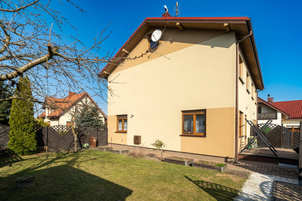 Komfortowy dom z ogrodem, kominkiem i fotowoltaiką - zdjęcie 12