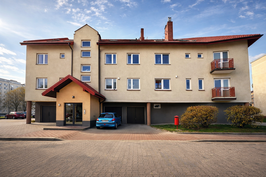 Mieszkanie z balkonem i garażem w budynku. - zdjęcie 1