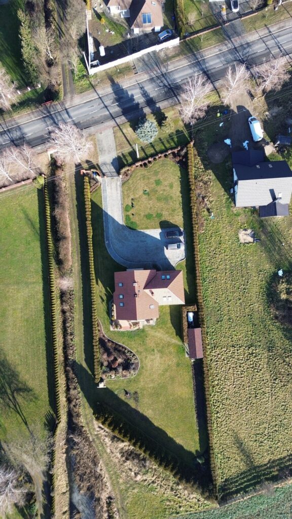 Przestronny dom z pięknym ogrodem - zdjęcie 25
