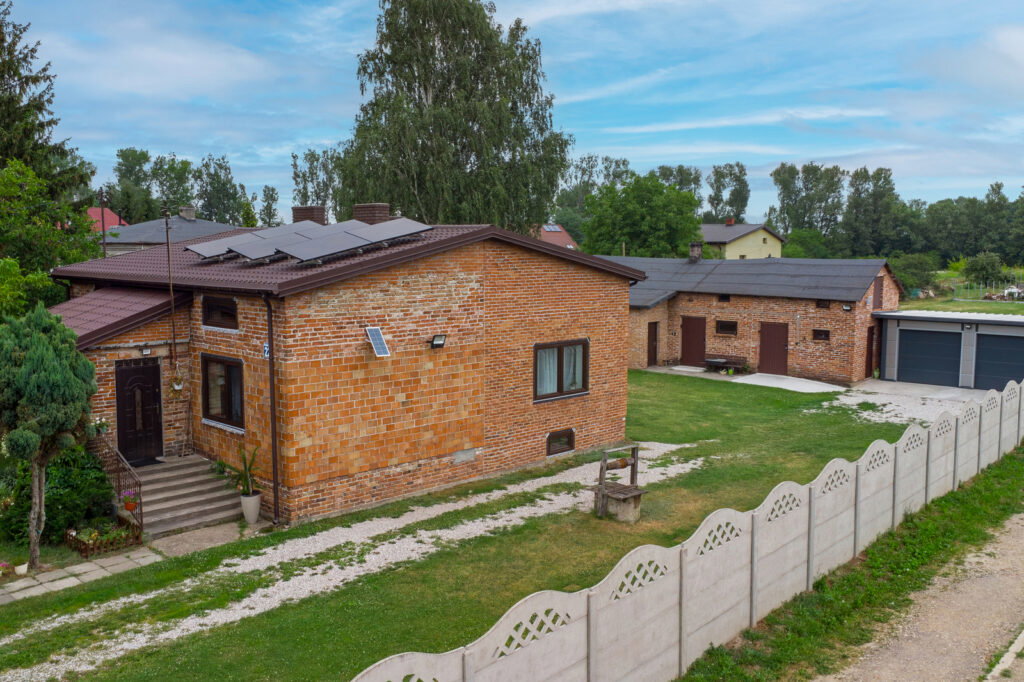 Posesja z domem i budynkami gospodarczymi Janki - zdjęcie 1