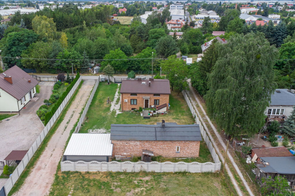 Posesja z domem i budynkami gospodarczymi Janki - zdjęcie 19