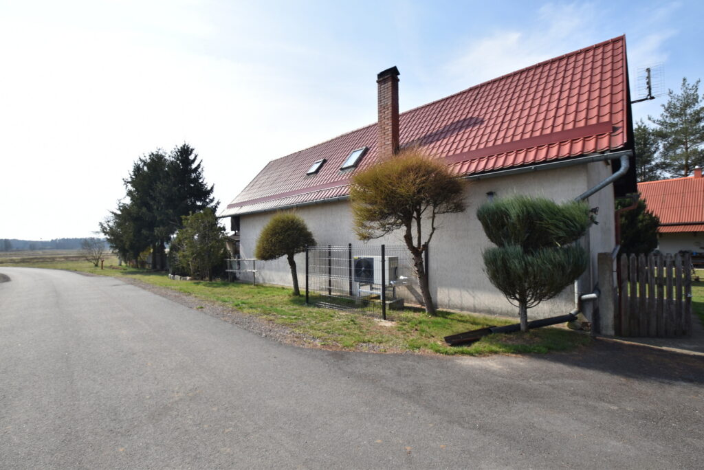2 domy, 7 pokoi + 160 m2 b.gospodarcze, staw i las - zdjęcie 4