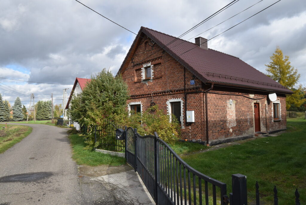 Dom 110 m2 , działka 75 arów, otoczenie lasów - zdjęcie 2