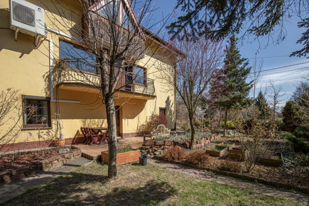 Przestronny dom z dużą działką w Lubszy - zdjęcie 1