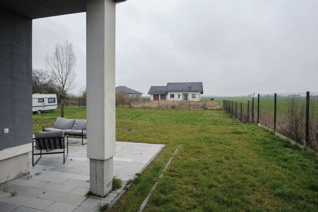 Nowoczesny dom w Wytrębowicach koło Łysomic - zdjęcie 20