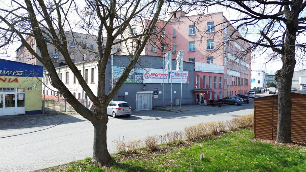 700 m² - wielofunkcyjny lokal w placem i magazynem - zdjęcie 1