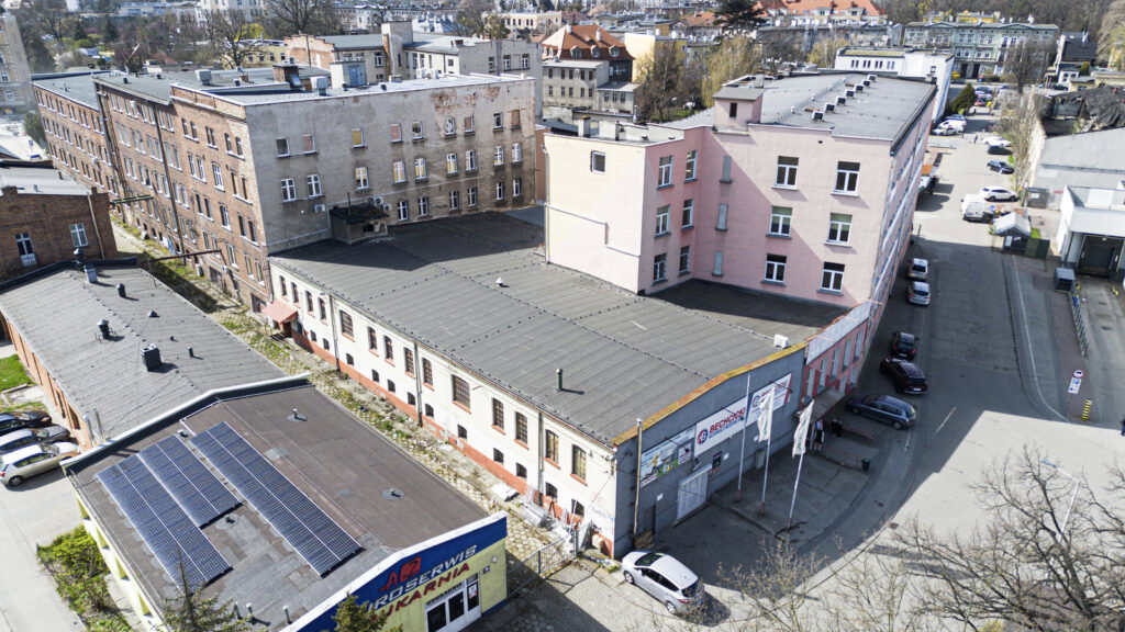 700 m² - wielofunkcyjny lokal w placem i magazynem - zdjęcie 2