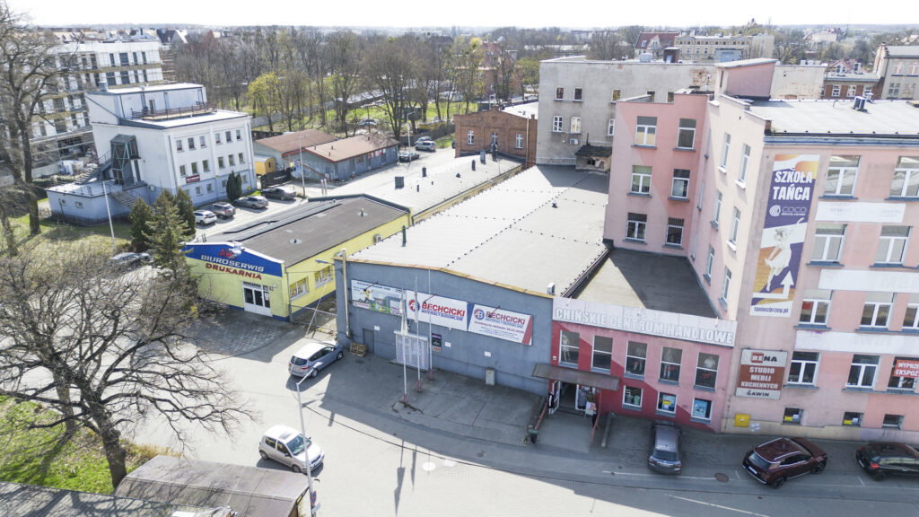 700 m² - wielofunkcyjny lokal w placem i magazynem - zdjęcie 3