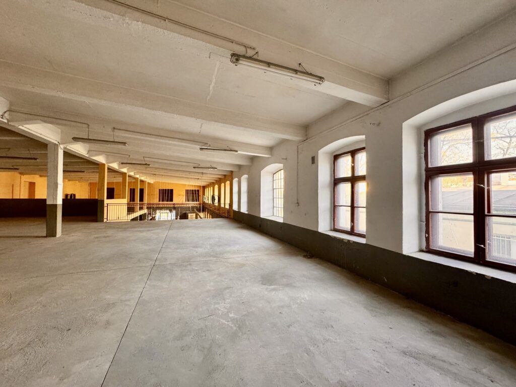 700 m² - wielofunkcyjny lokal w placem i magazynem - zdjęcie 7