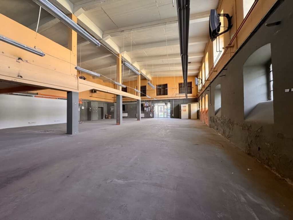700 m² - wielofunkcyjny lokal w placem i magazynem - zdjęcie 6