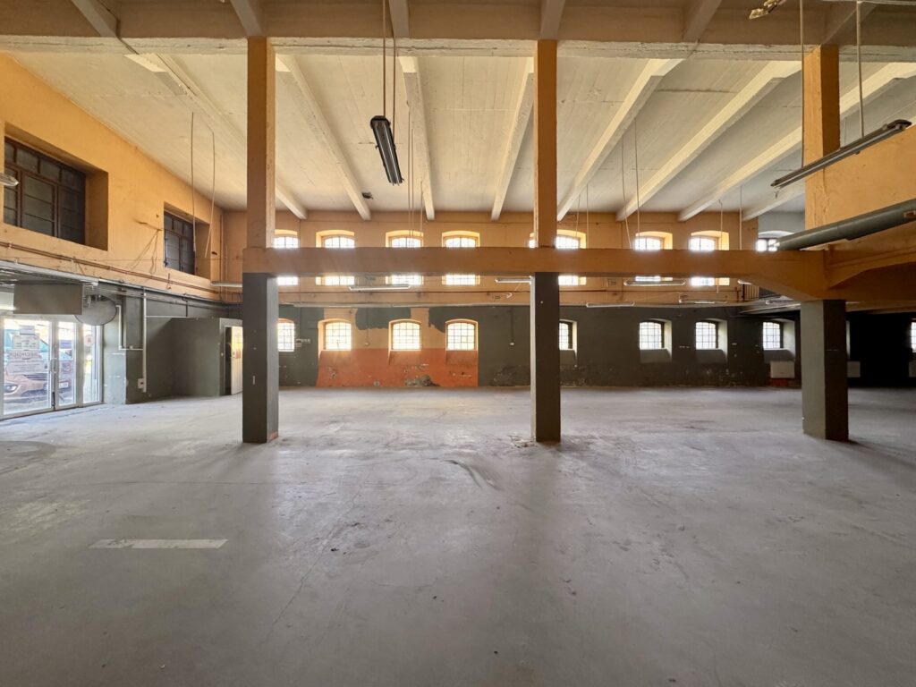 700 m² - wielofunkcyjny lokal w placem i magazynem - zdjęcie 4