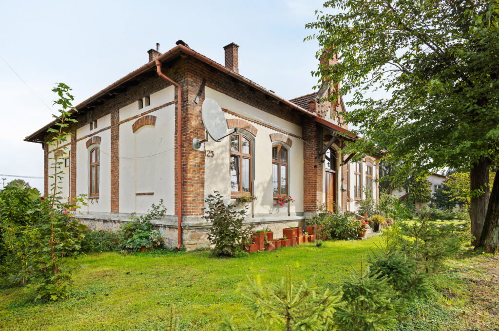Stylowy dworek z historią i potencjałem - zdjęcie 2