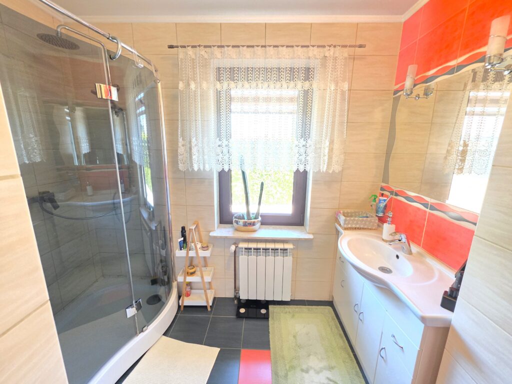 Dom z gotową przestrzenią pod biznes- 280 m2 - zdjęcie 13