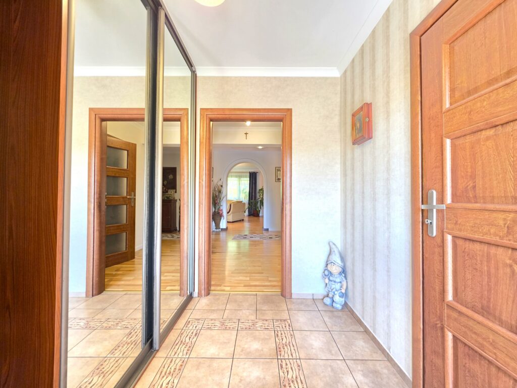 Dom z gotową przestrzenią pod biznes- 280 m2 - zdjęcie 11