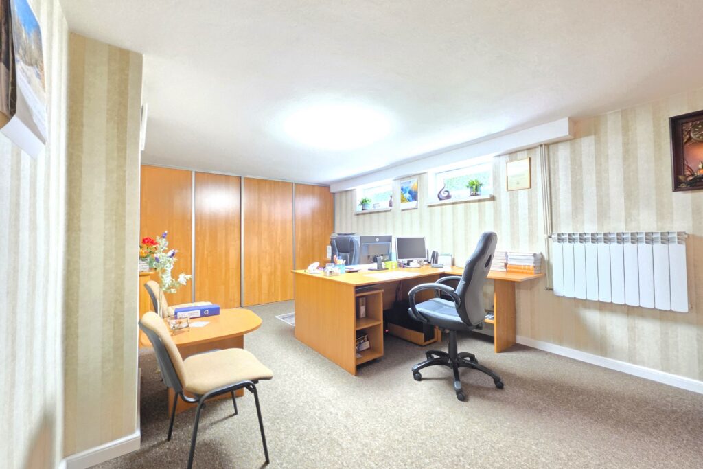 Dom z gotową przestrzenią pod biznes- 280 m2 - zdjęcie 16