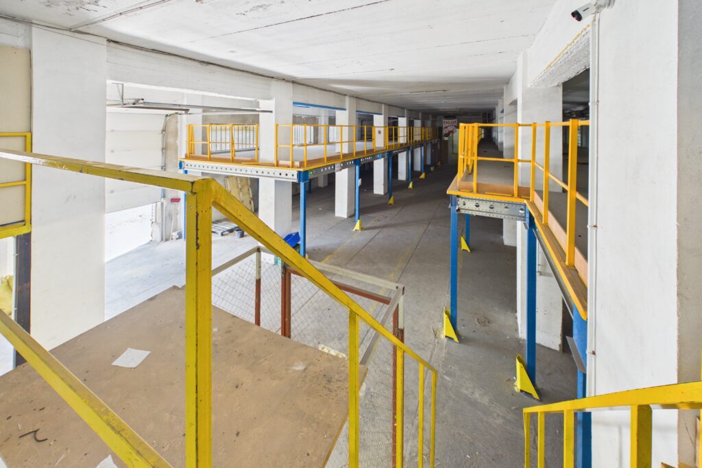 Hala produkcyjno-magazynowa przy centrum handlowym - zdjęcie 6